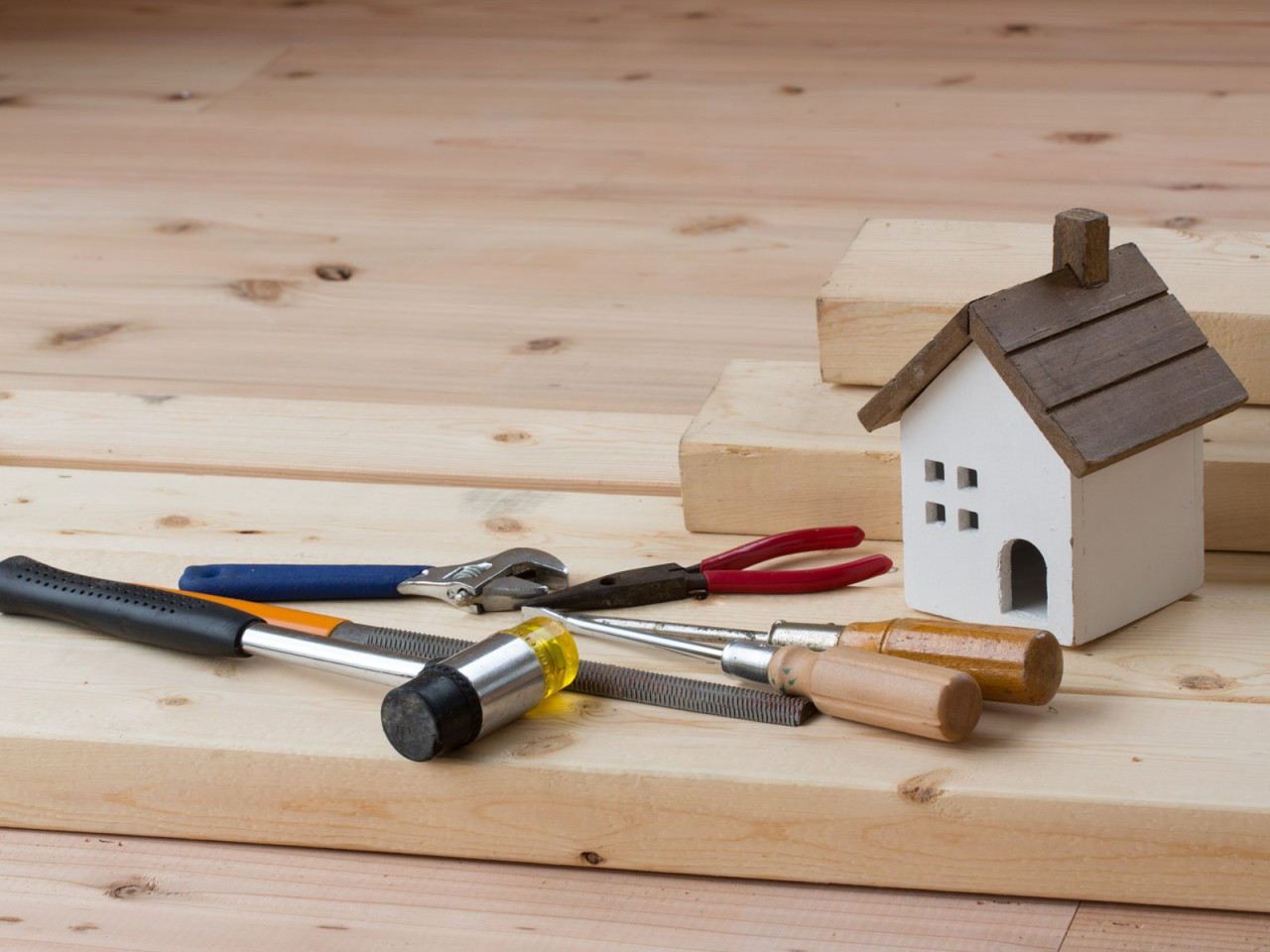 家の模型と施工道具